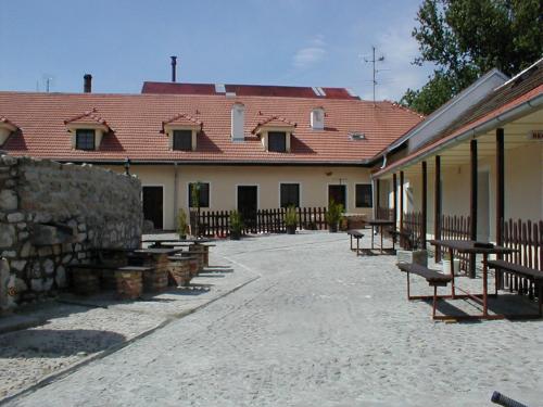 Foto - Accommodation in Břeclav - Zámecký penzion*** a vinárna Rotunda